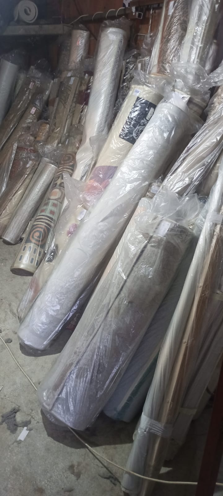 Paketlenmiş temiz halılar - teslimata hazır