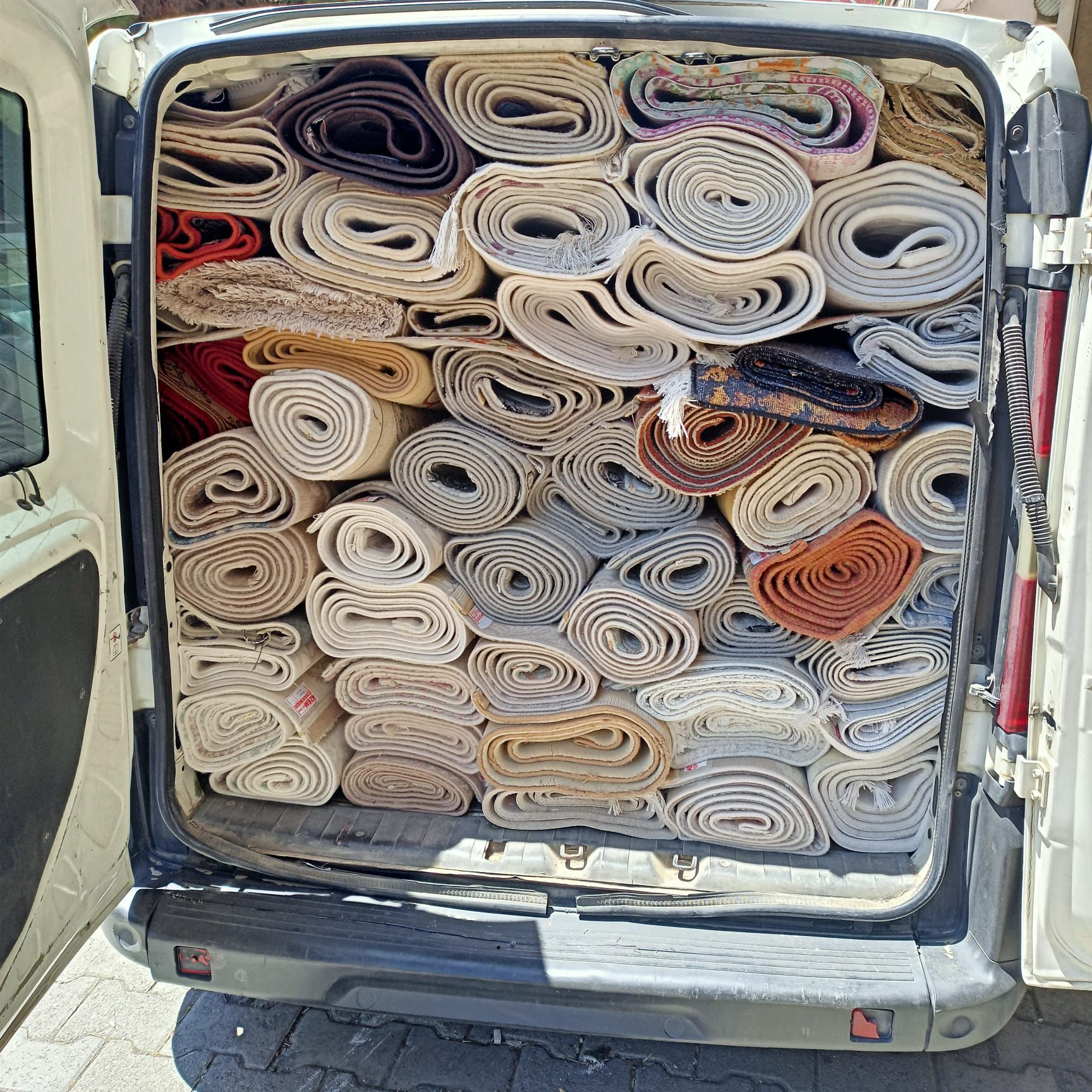 Samsun halı alım teslimat - tesis önünde hazır halılar